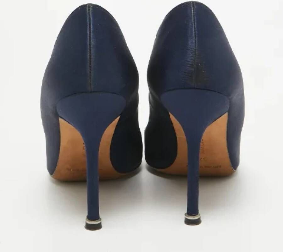 Manolo Blahnik Pre-owned Satin heels Blue Dames