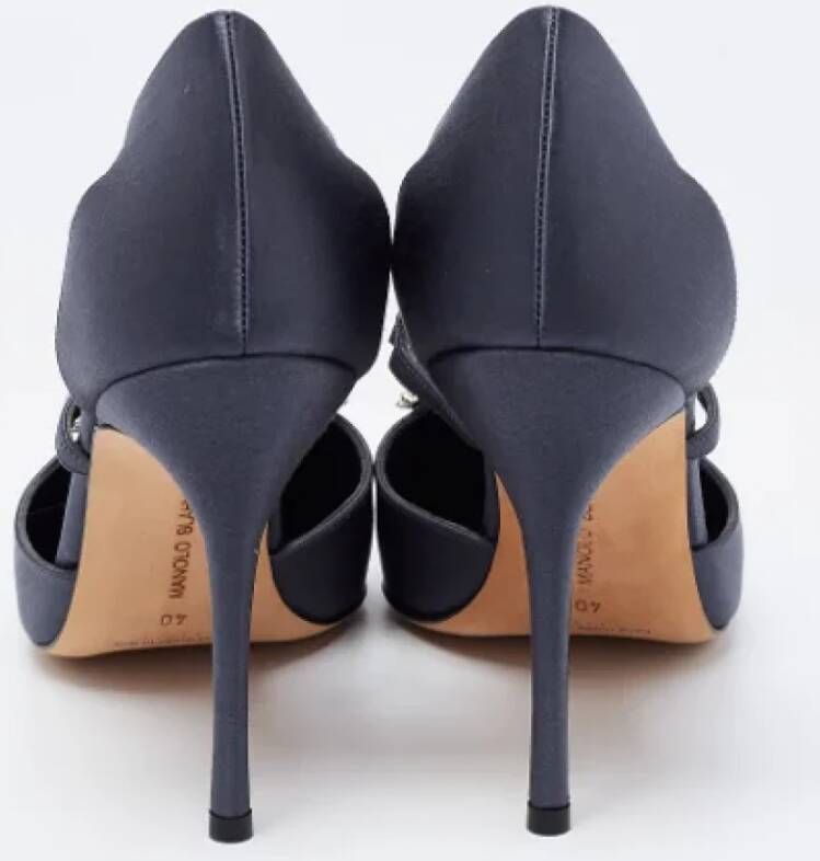 Manolo Blahnik Pre-owned Satin heels Gray Dames