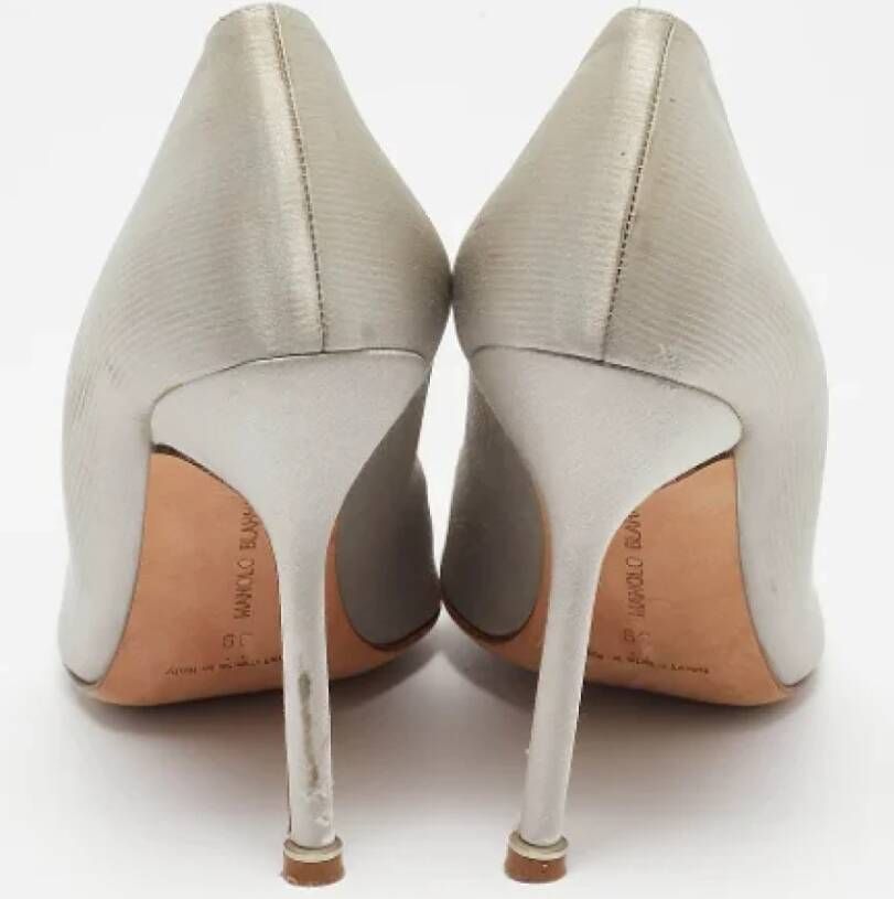 Manolo Blahnik Pre-owned Satin heels Gray Dames