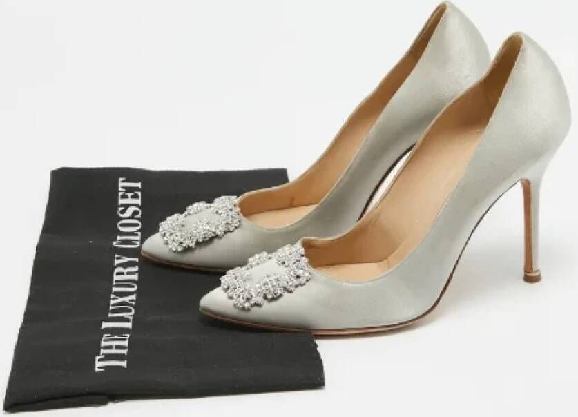 Manolo Blahnik Pre-owned Satin heels Gray Dames