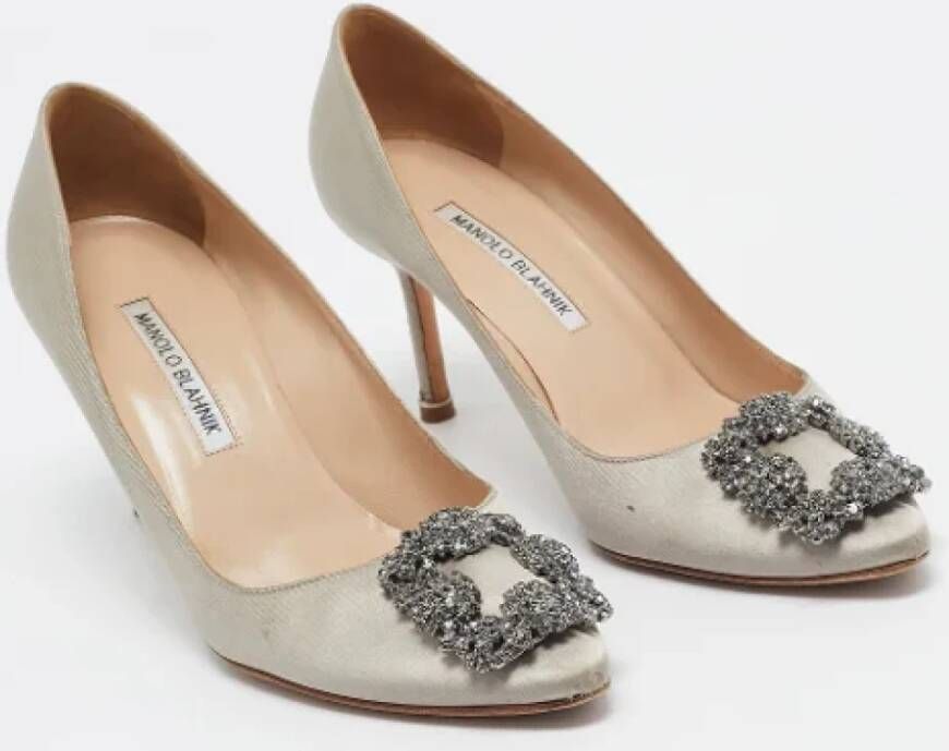 Manolo Blahnik Pre-owned Satin heels Gray Dames