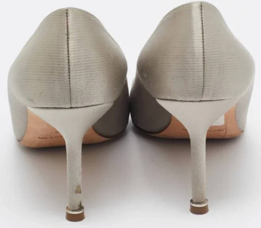 Manolo Blahnik Pre-owned Satin heels Gray Dames