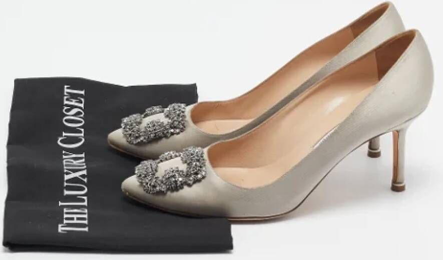 Manolo Blahnik Pre-owned Satin heels Gray Dames