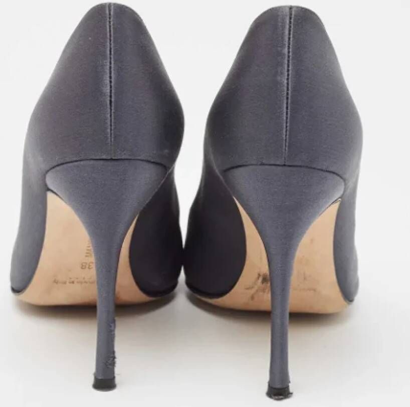 Manolo Blahnik Pre-owned Satin heels Gray Dames