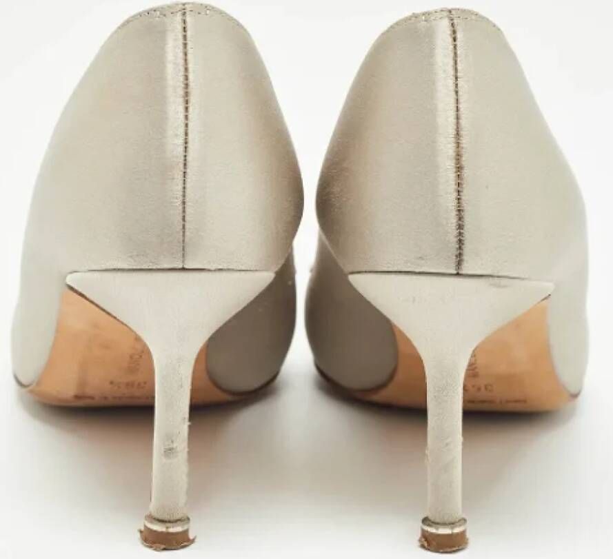 Manolo Blahnik Pre-owned Satin heels Gray Dames