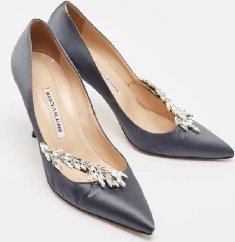 Manolo Blahnik Pre-owned Satin heels Gray Dames