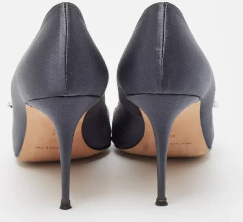 Manolo Blahnik Pre-owned Satin heels Gray Dames