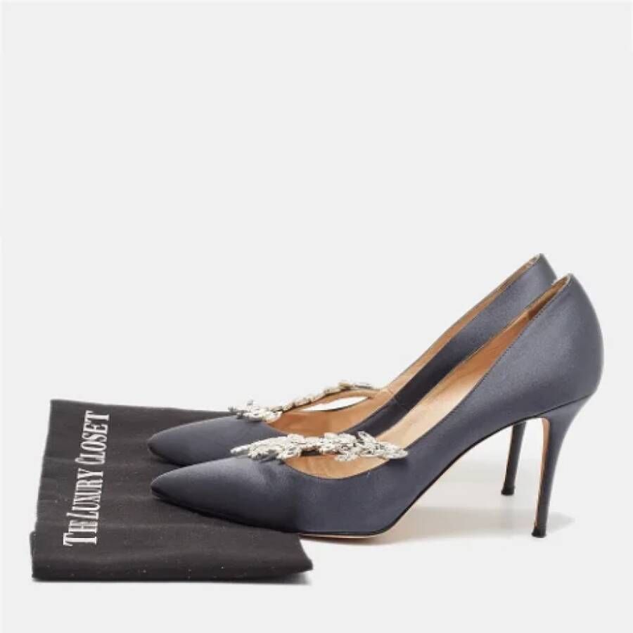 Manolo Blahnik Pre-owned Satin heels Gray Dames