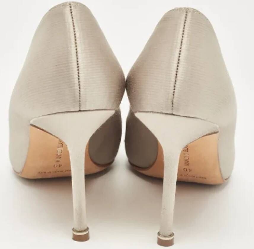 Manolo Blahnik Pre-owned Satin heels Gray Dames