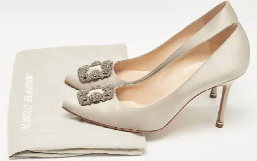 Manolo Blahnik Pre-owned Satin heels Gray Dames