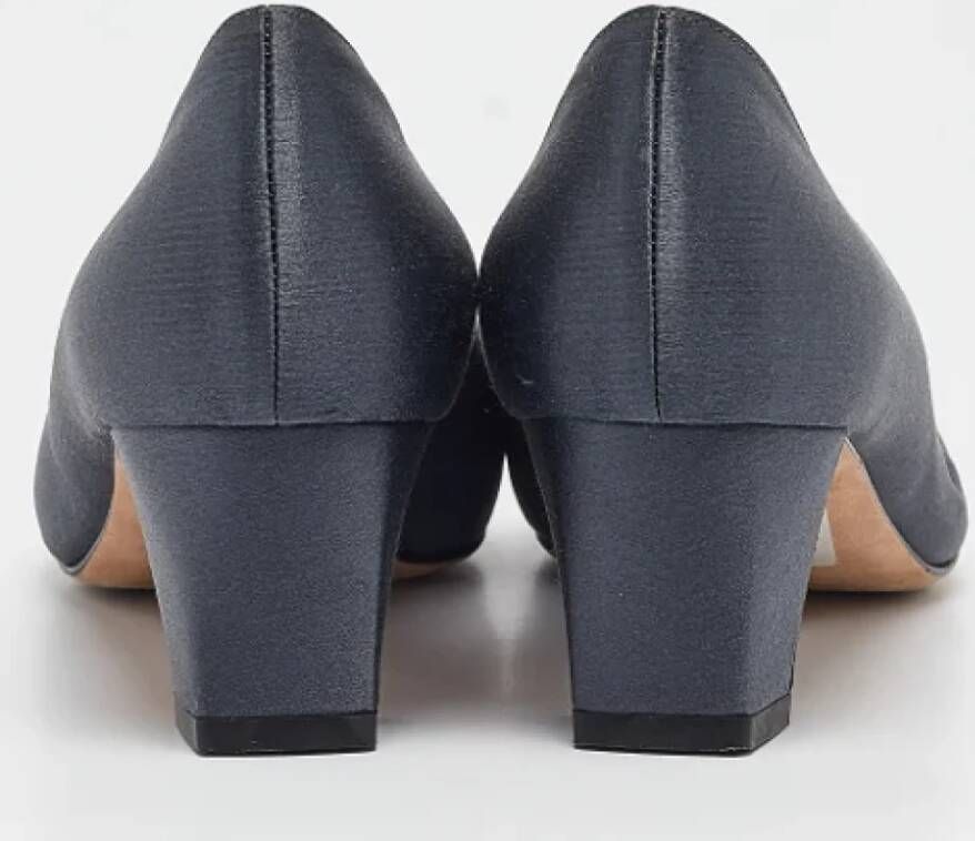 Manolo Blahnik Pre-owned Satin heels Gray Dames