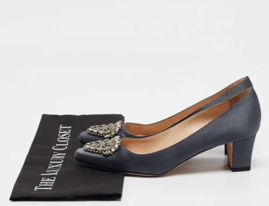 Manolo Blahnik Pre-owned Satin heels Gray Dames