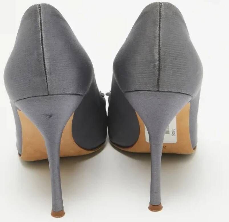 Manolo Blahnik Pre-owned Satin heels Gray Dames