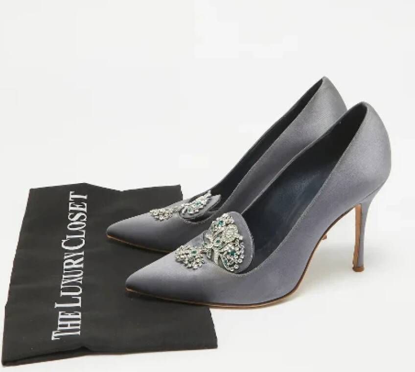 Manolo Blahnik Pre-owned Satin heels Gray Dames