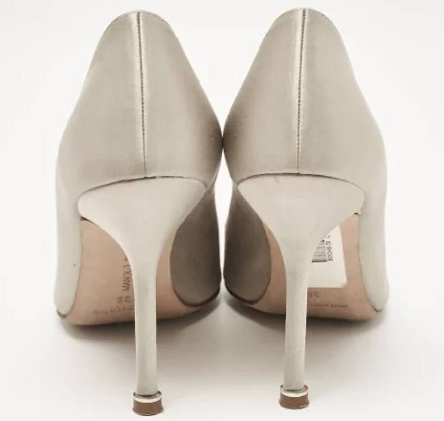 Manolo Blahnik Pre-owned Satin heels Gray Dames