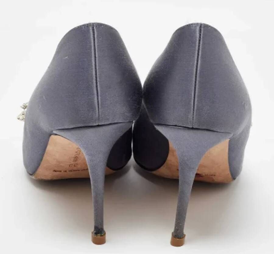 Manolo Blahnik Pre-owned Satin heels Gray Dames