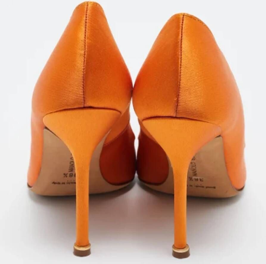 Manolo Blahnik Pre-owned Satin heels Orange Dames