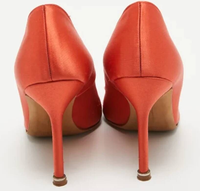 Manolo Blahnik Pre-owned Satin heels Orange Dames