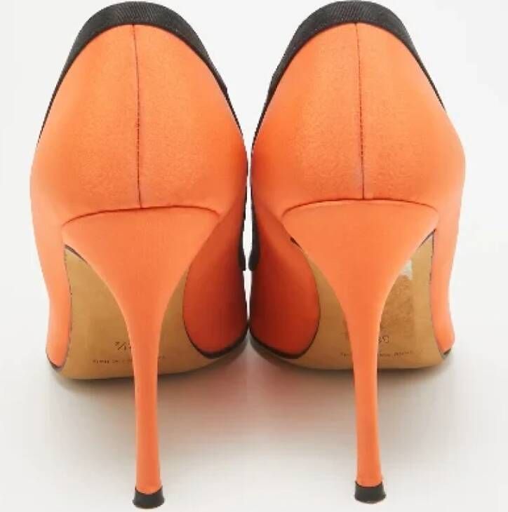 Manolo Blahnik Pre-owned Satin heels Orange Dames