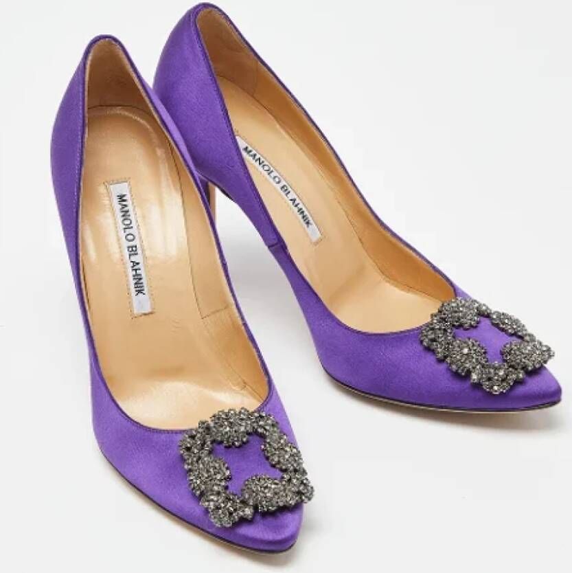 Manolo Blahnik Pre-owned Satin heels Purple Dames