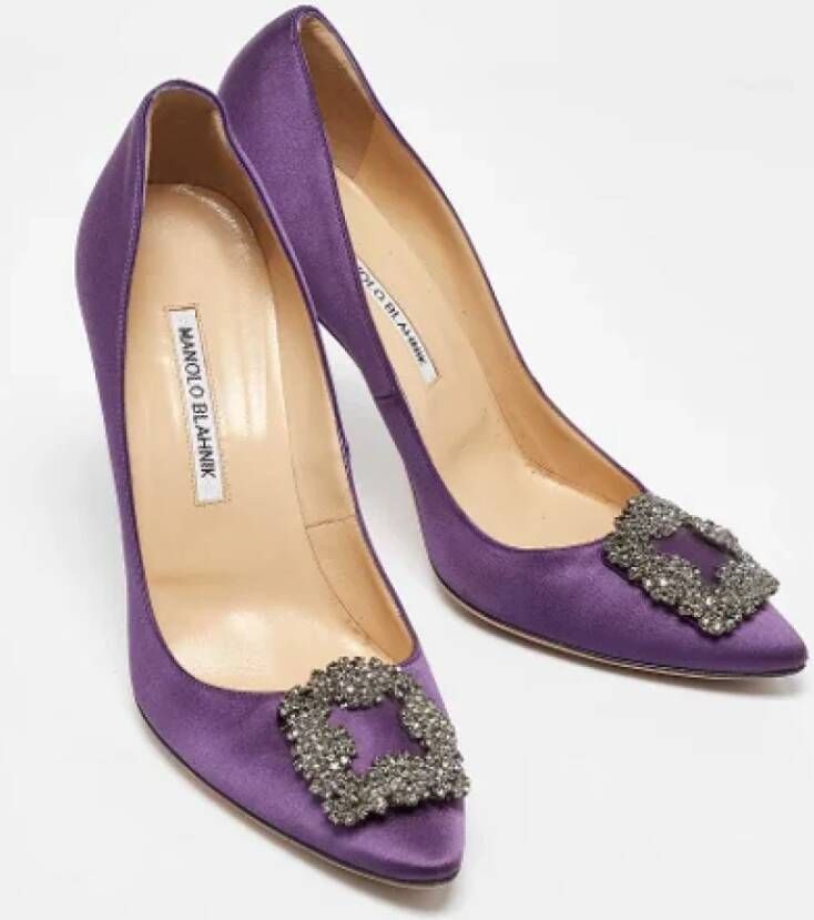 Manolo Blahnik Pre-owned Satin heels Purple Dames