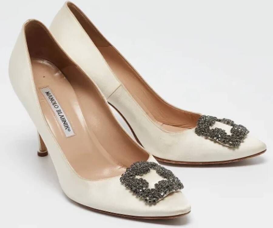 Manolo Blahnik Pre-owned Satin heels White Dames