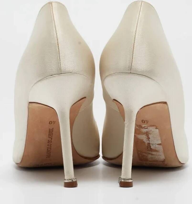 Manolo Blahnik Pre-owned Satin heels White Dames