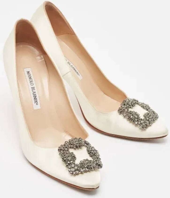 Manolo Blahnik Pre-owned Satin heels White Dames