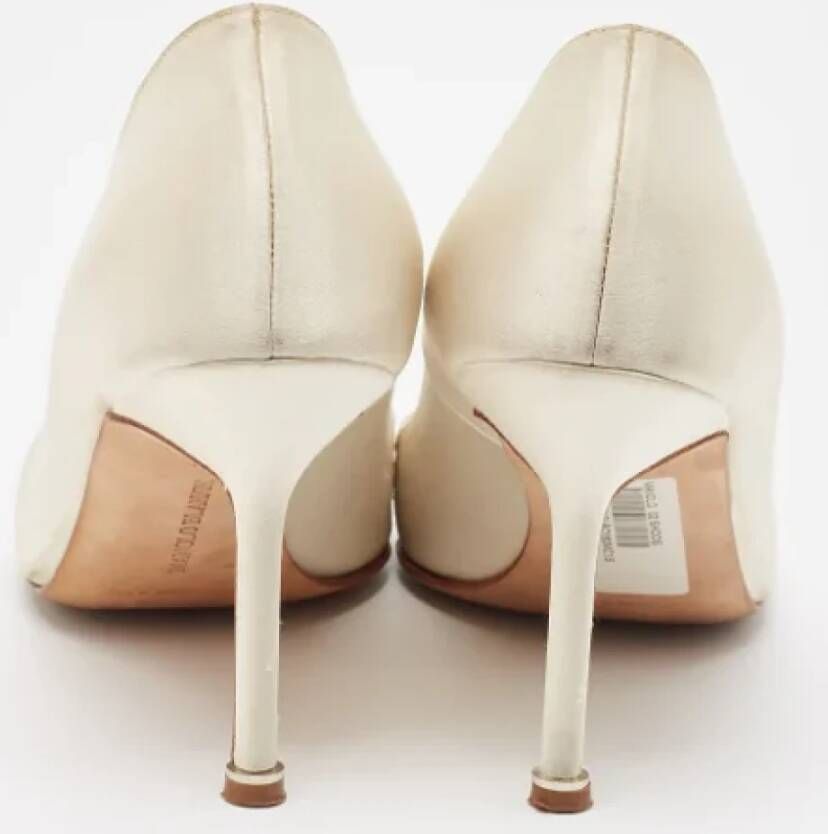 Manolo Blahnik Pre-owned Satin heels White Dames