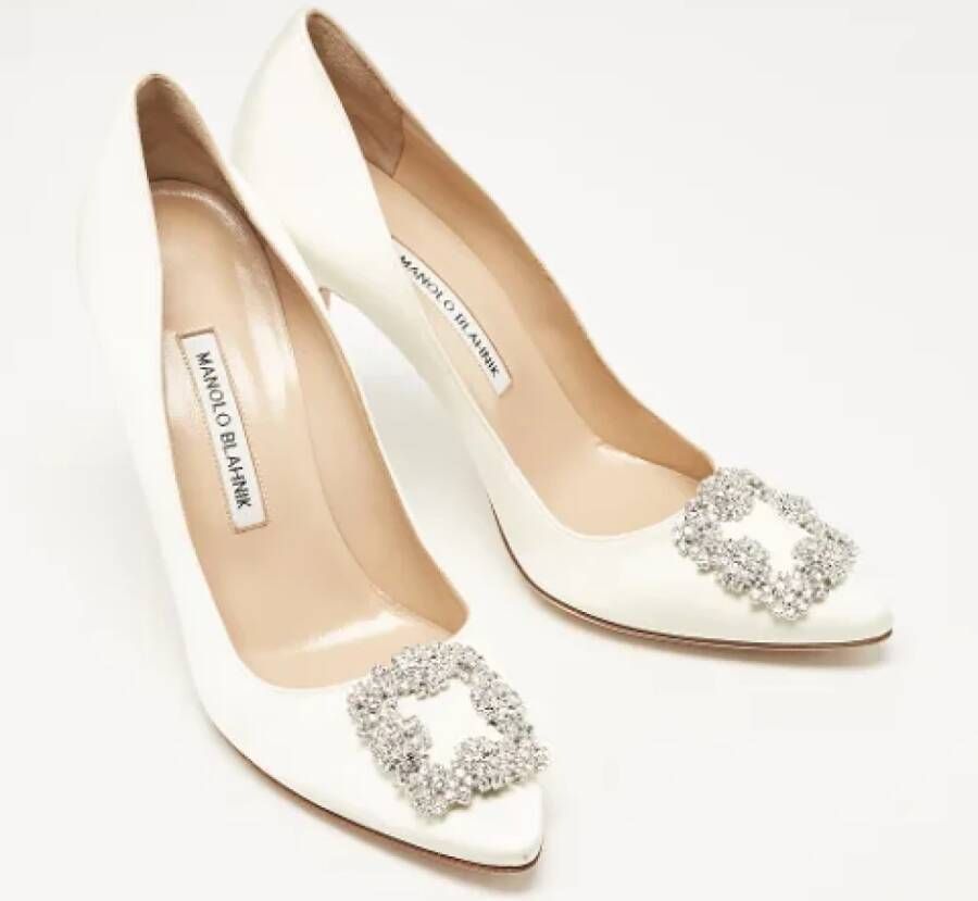 Manolo Blahnik Pre-owned Satin heels White Dames