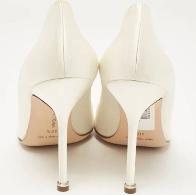 Manolo Blahnik Pre-owned Satin heels White Dames