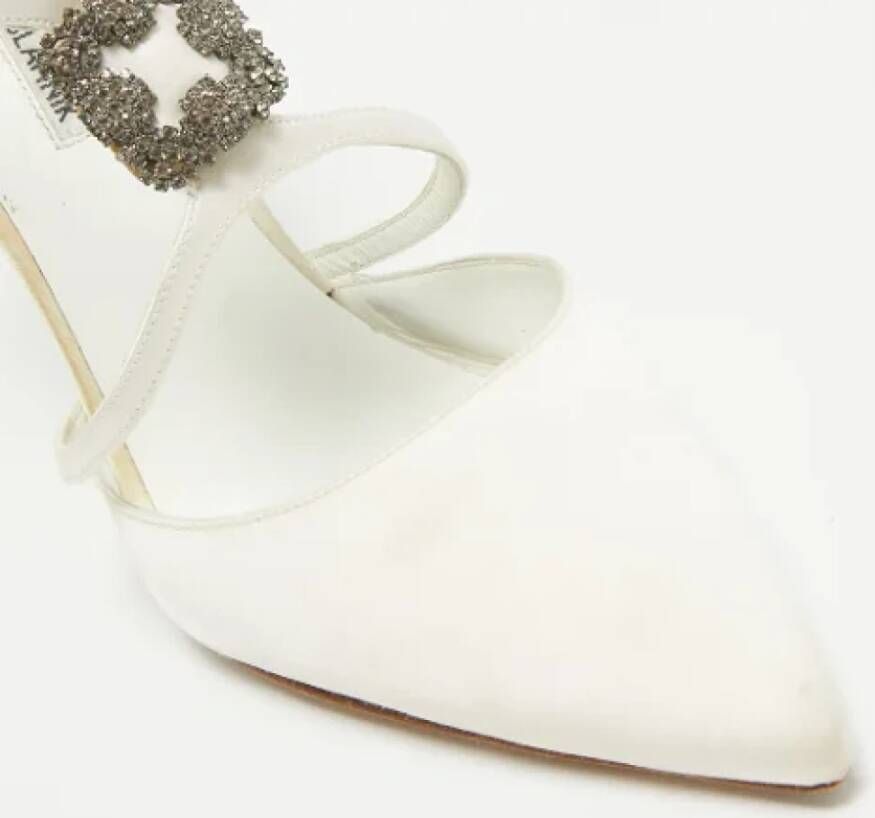 Manolo Blahnik Pre-owned Satin heels White Dames