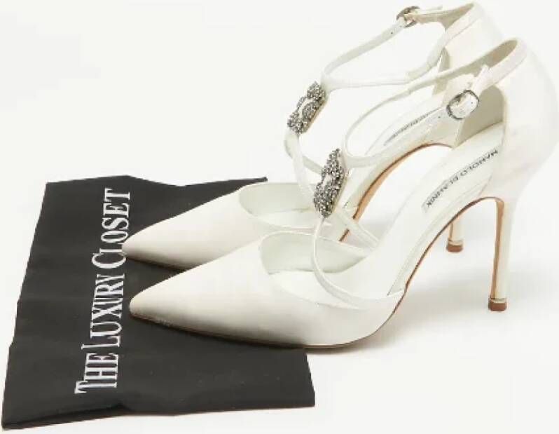 Manolo Blahnik Pre-owned Satin heels White Dames