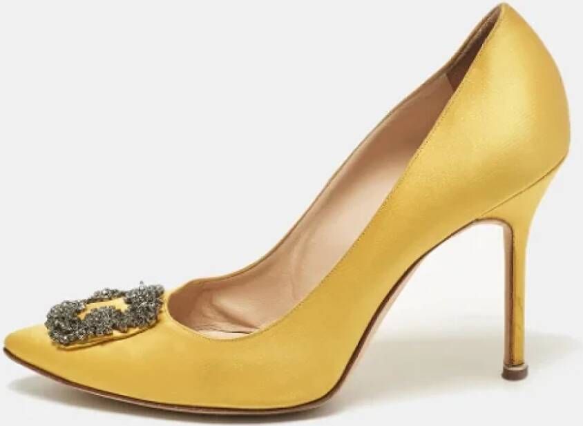 Manolo Blahnik Pre-owned Satin heels Yellow Dames