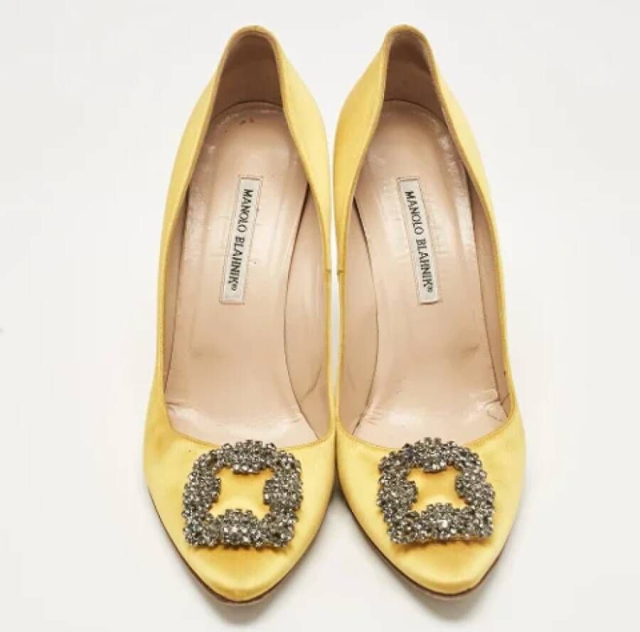 Manolo Blahnik Pre-owned Satin heels Yellow Dames