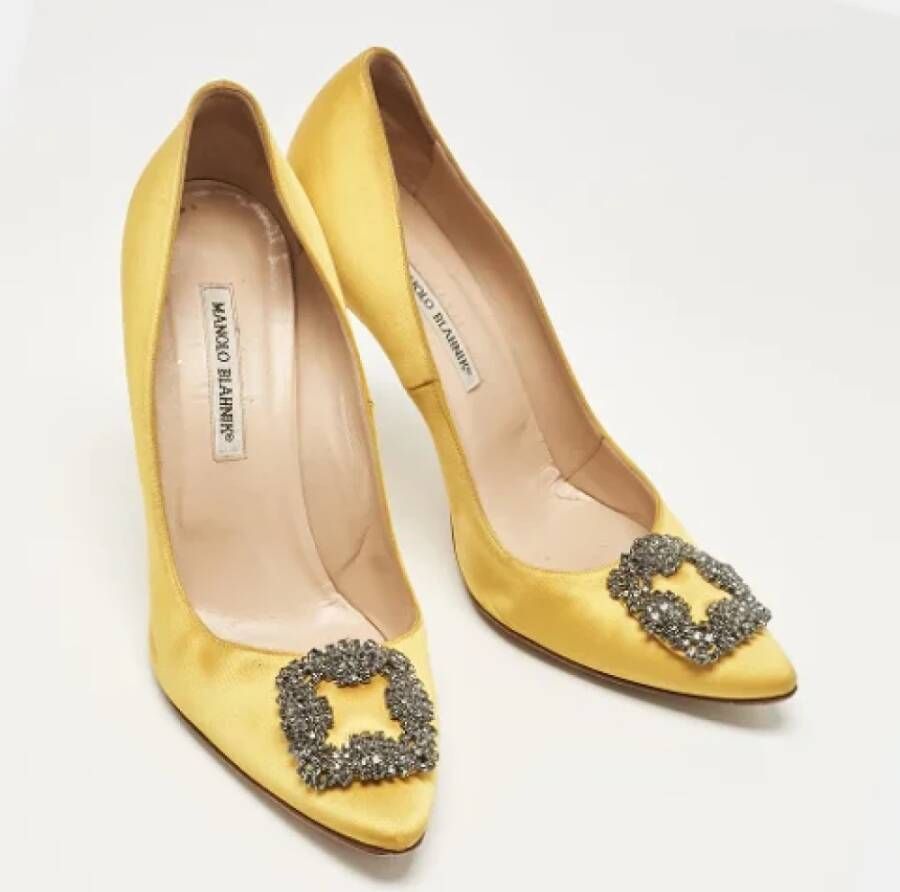 Manolo Blahnik Pre-owned Satin heels Yellow Dames