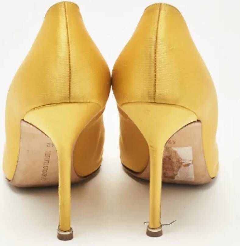 Manolo Blahnik Pre-owned Satin heels Yellow Dames