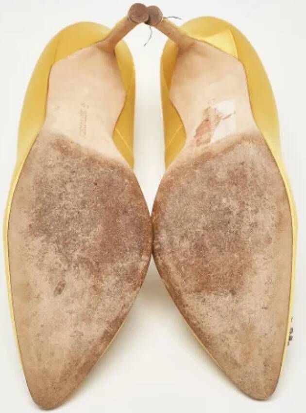 Manolo Blahnik Pre-owned Satin heels Yellow Dames