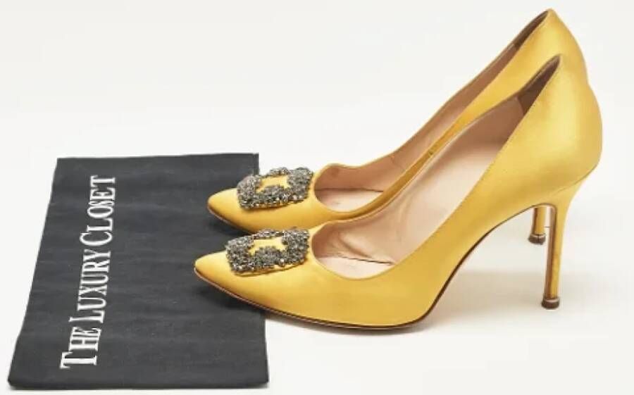 Manolo Blahnik Pre-owned Satin heels Yellow Dames