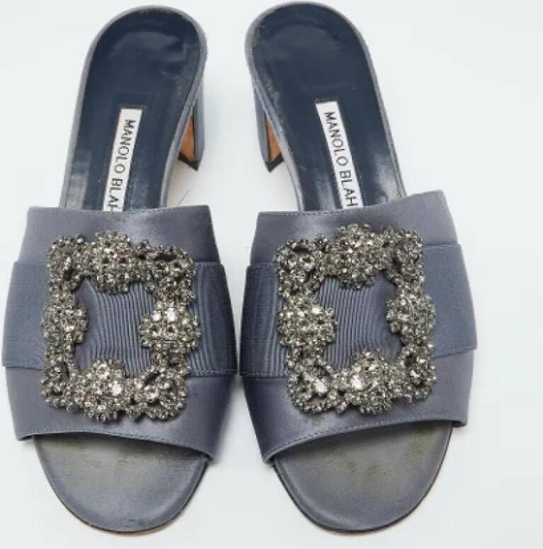 Manolo Blahnik Pre-owned Satin sandals Gray Dames