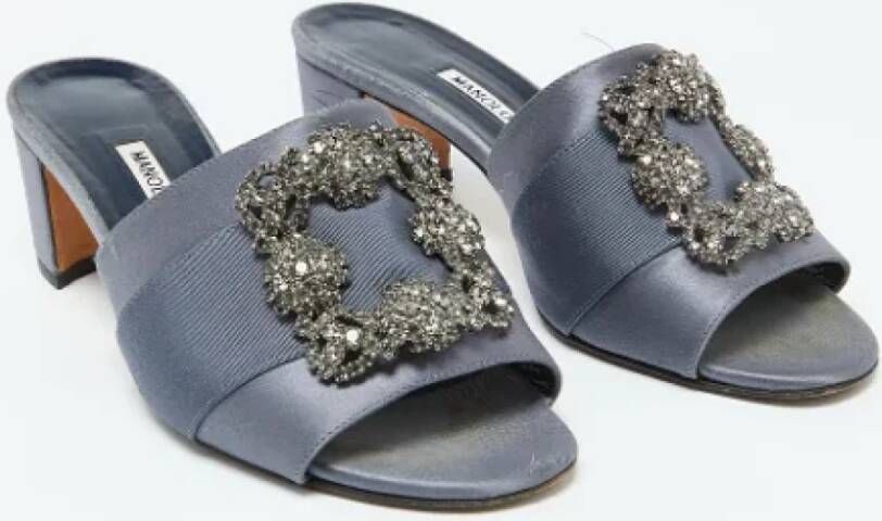 Manolo Blahnik Pre-owned Satin sandals Gray Dames