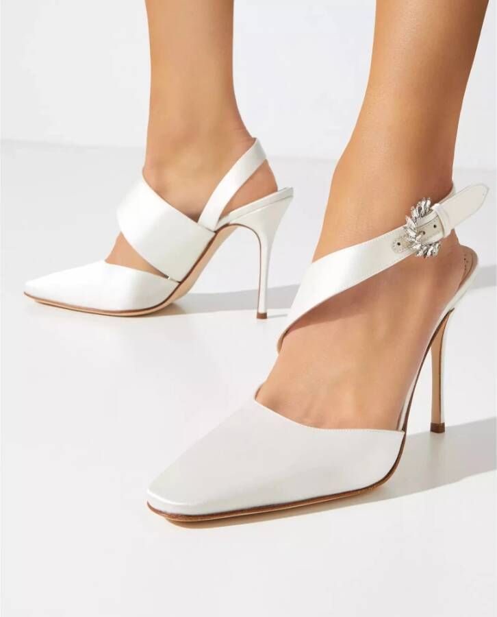 Manolo Blahnik Roomkleurige pumps met amandel teen Beige Dames