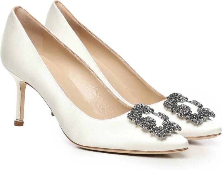 Manolo Blahnik Witte Satijnen Pumps met Kristallen Gesp White Dames