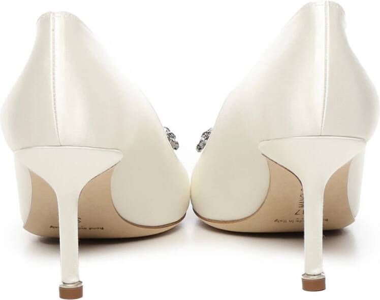 Manolo Blahnik Witte Satijnen Pumps met Kristallen Gesp White Dames