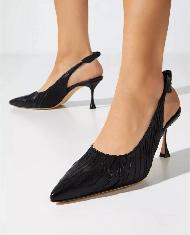 Manolo Blahnik Zwarte Pelagalo pumps met decoratieve plooien Black Dames