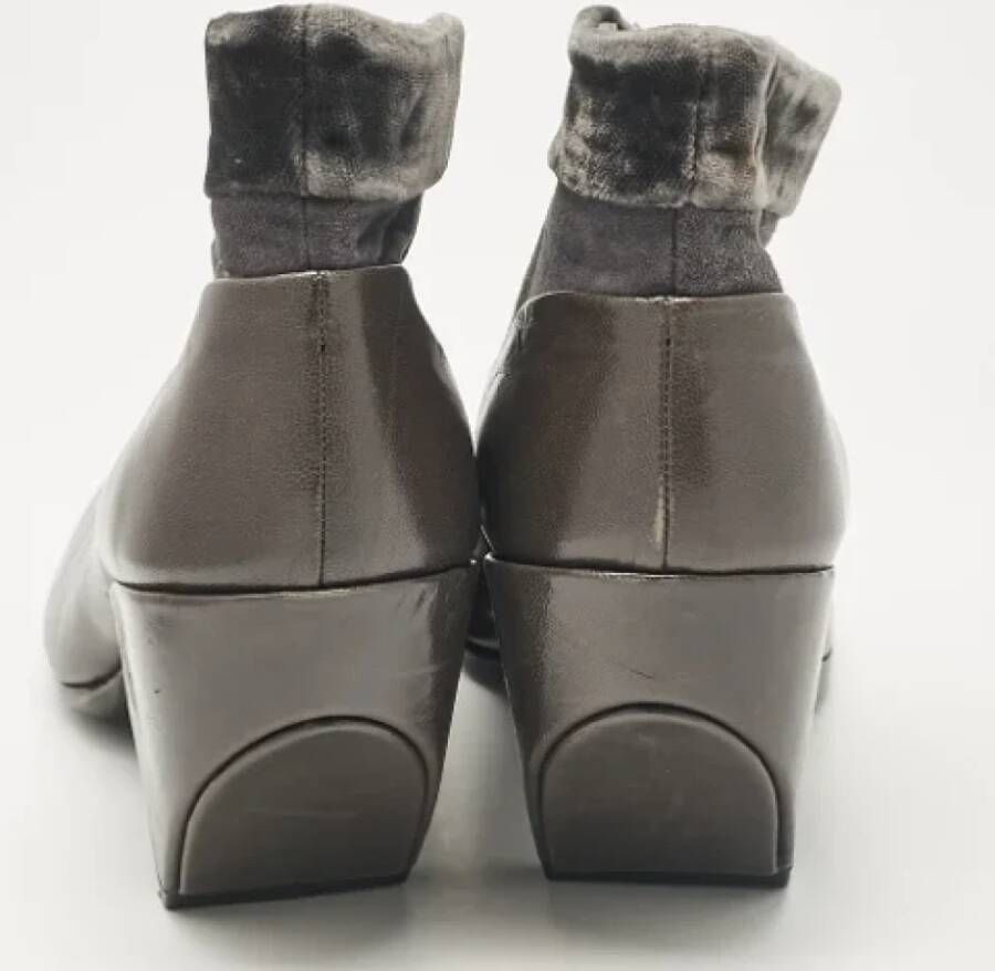 Marc Jacobs Pre-owned Leather boots Gray Dames