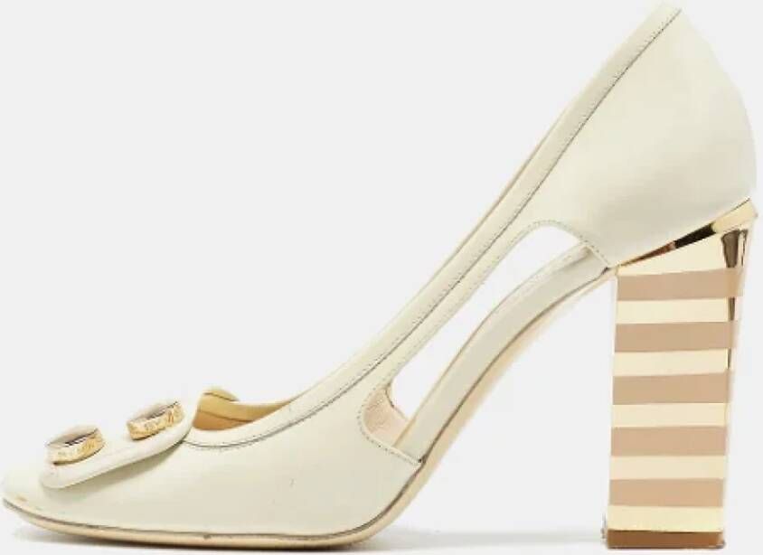 Marc Jacobs Pre-owned Leather heels Beige Dames