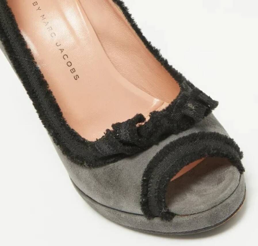 Marc Jacobs Pre-owned Suede heels Gray Dames