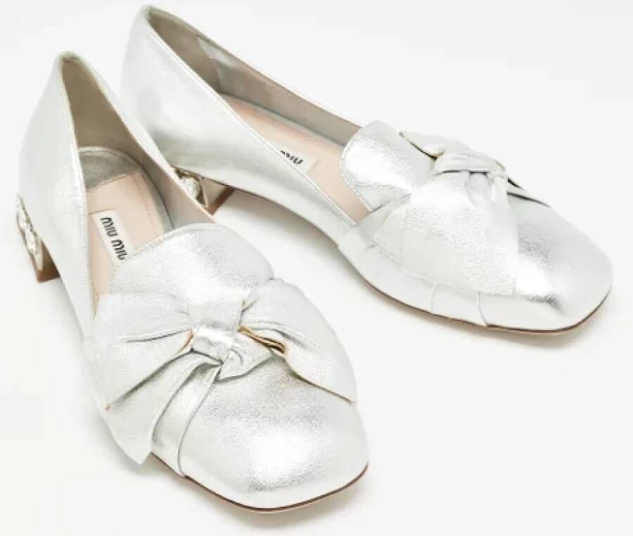 Miu Pre-owned Leather flats Gray Dames