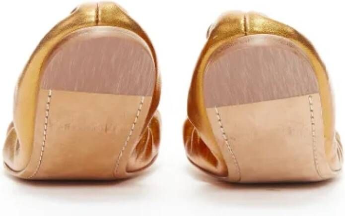 Miu Pre-owned Leather flats Yellow Dames